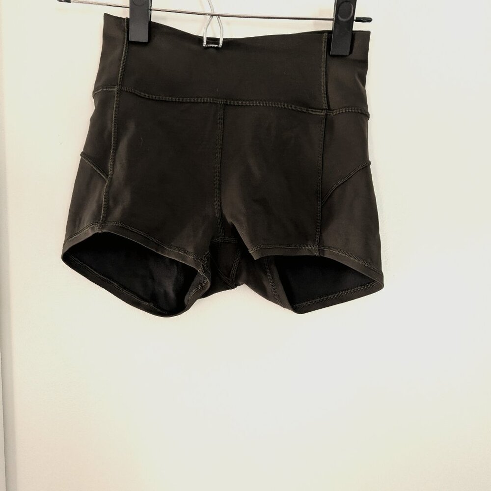 lululemon in-movement high rise short 2.5" (sz 4)